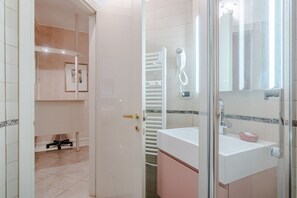 Dusche, Bidet, Handtücher