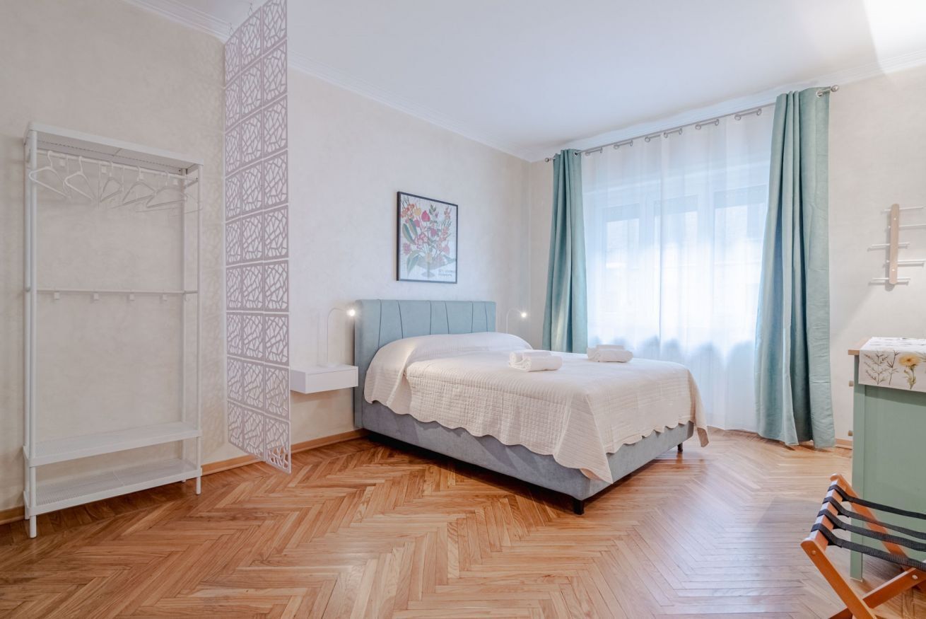 3 makuuhuonetta, silitysrauta/-lauta