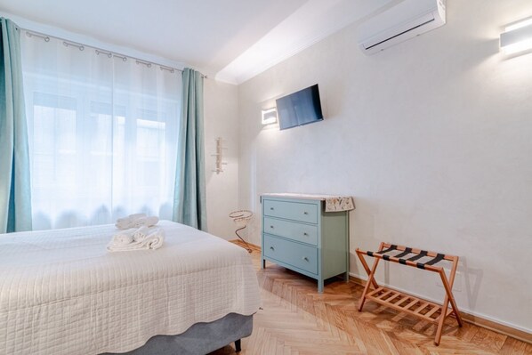 3 habitaciones y tabla de planchar con plancha 