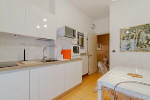 Fridge, microwave, dishwasher, toaster - GuestHost - Elegant Apartment Crocetta Torino (Turin)