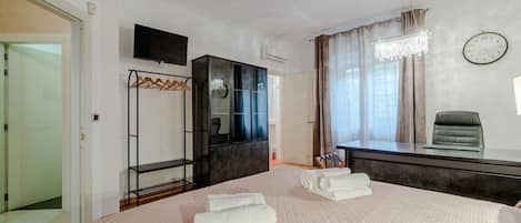3 habitaciones y tabla de planchar con plancha