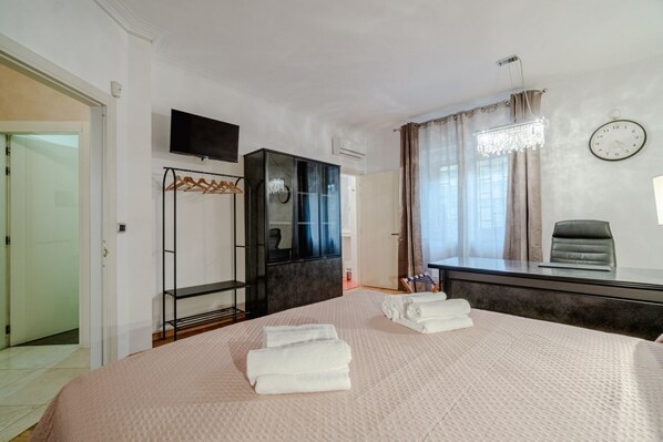 3 habitaciones y tabla de planchar con plancha