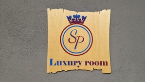 A sign with a crown and the letters 'SP' in a circle, labeled 'Luxury room.' - Sp Luxury - Catania – Room 2 (Catania)