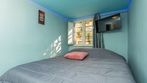 A bedroom with a bed, a TV mounted on the wall, and a window with curtains. - Sp Luxury - Catania – Room 2 (Catania)