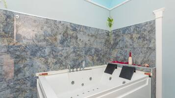 Douche, sèche-cheveux, serviettes fournies