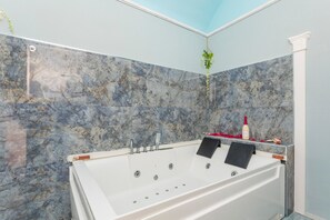 Bruser, hårtørrer, håndklæder