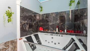 Een douche, een haardroger, handdoeken