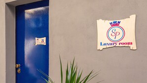 Una puerta azul con un letrero que indica una habitación de lujo.