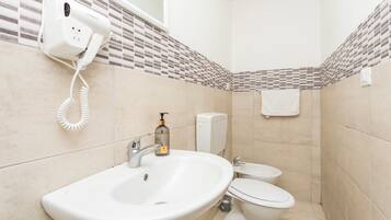 Douche, sèche-cheveux, serviettes fournies