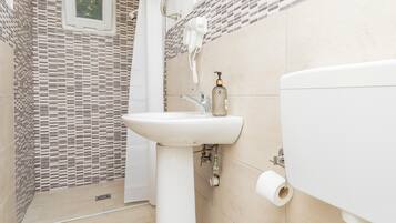 Douche, sèche-cheveux, serviettes fournies