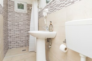Douche, sèche-cheveux, serviettes fournies