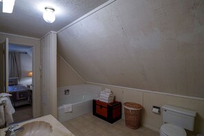 Baignoire à jets, sèche-cheveux, serviettes fournies