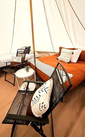 1 bedroom, WiFi, bed sheets. Beautiful Glamping Tent for an Unforgettable Family Escape near Canyonlands National Park in Moab, Utah