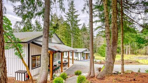 Exterior - Enchanting Rustic Cabin Retreat near Whistle Lake in Washington (Anacortes)
