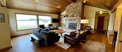 TV, fireplace