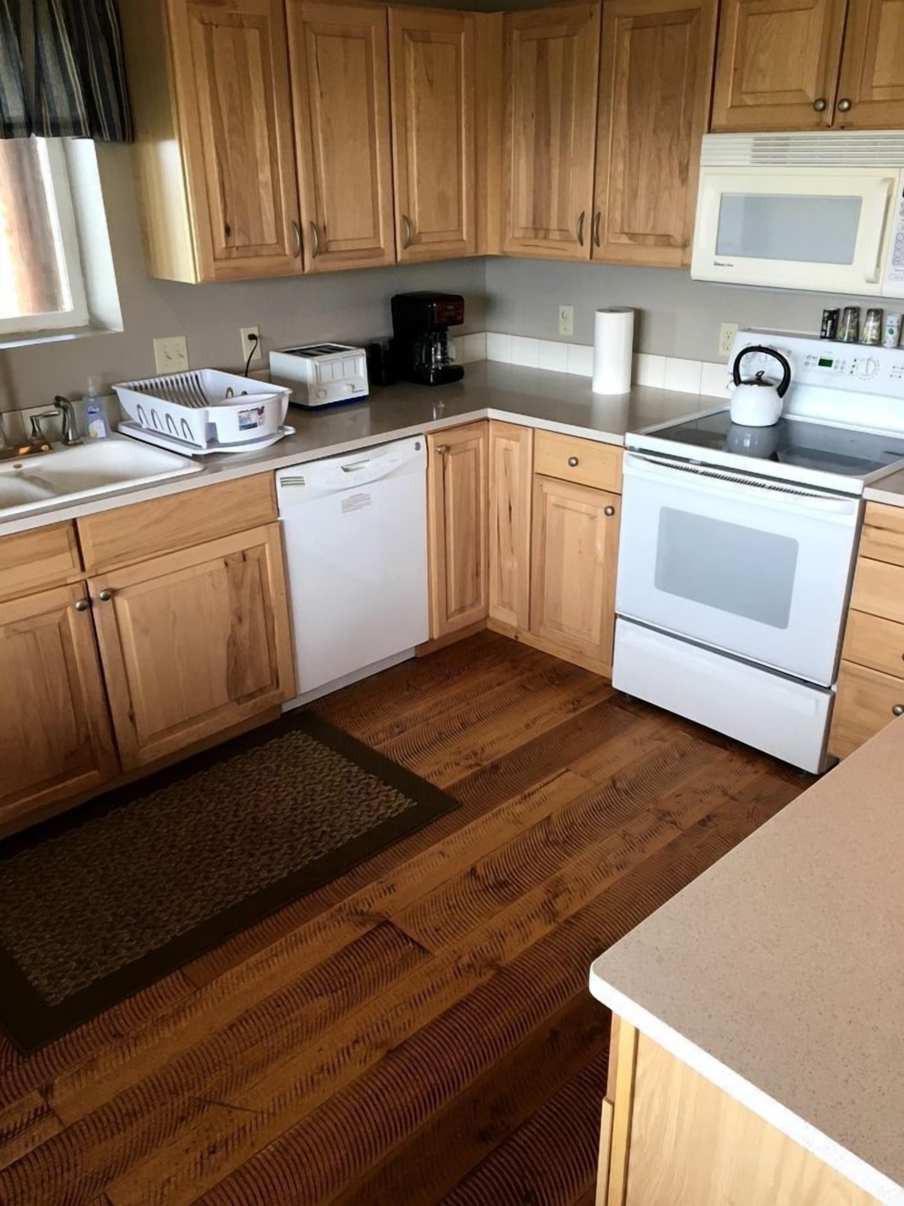 Coffee/tea maker, fridge, microwave, oven
