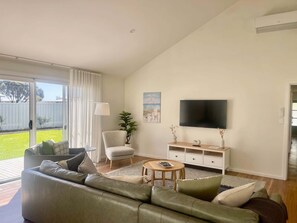 TV, fireplace - The Salty Olive - WiFi, Pet Friendly Outside (Robe)