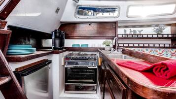 Refrigerador, parrilla de estufa y cafetera y tetera