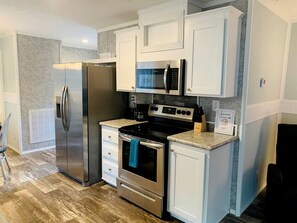 Refrigerador, microondas, parrilla de estufa y cafetera y tetera 