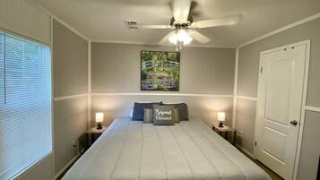 1 bedroom, desk, WiFi, bed sheets