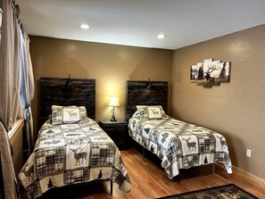4 bedrooms, iron/ironing board, WiFi, bed sheets