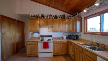 Een koelkast, een magnetron, een vaatwasser