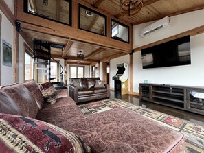 TV, fireplace