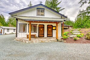 Exterior - Idyllic Cozy Cabin Haven near Whistle Lake in Washington (Anacortes)