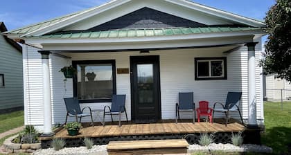 Charming Downtown Cottage with Porch & Backyard Retreat near Beaverhead River in Dillon, Montana