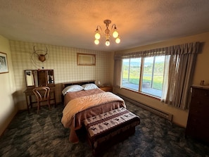 3 bedrooms, desk, WiFi