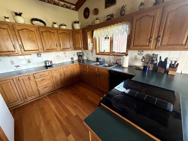 Coffee/tea maker, fridge, microwave, oven