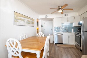 Een koelkast, een magnetron, een oven, een kookplaat