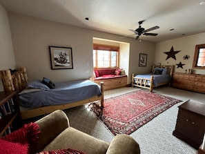 4 bedrooms, iron/ironing board, WiFi, bed sheets