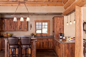 Private kitchen - Scenic Creekside Lodge with Decks and Madison River Access near Yellowstone, Ennis Montana (Cameron)