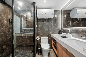 Een haardroger, handdoeken, zeep, shampoo