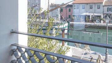 Deluxe tweepersoonskamer, balkon, uitzicht op het water | Terras