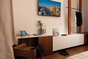 Kahden hengen standard-huone, kaupunkinäköala | Tallelokero huoneessa, pimennysverhot, äänieristys, ilmainen Wi-Fi