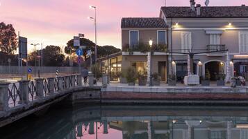 Un edificio sul lungomare con un ristorante chiamato "Sushi Ta" e un segnale che indica divieto di sosta.