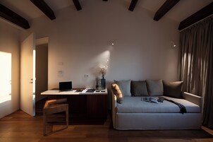 Suite junior, vistas al patio | Caja fuerte, cortinas opacas, sistema de insonorización y wifi gratis