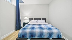 1 bedroom, iron/ironing board, WiFi, bed sheets - Nice Private Guest Suite (Calgary)