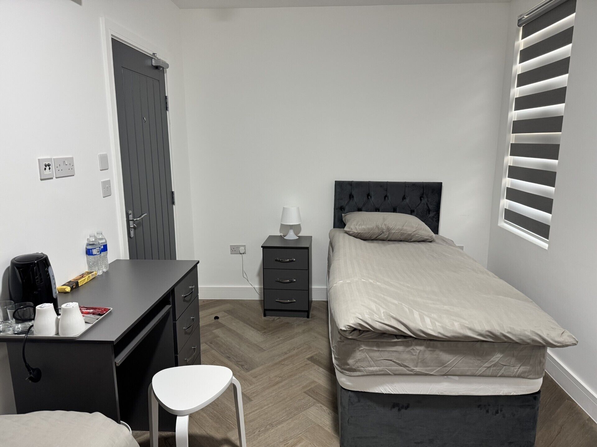 Single Room | Desk, laptop workspace, free WiFi