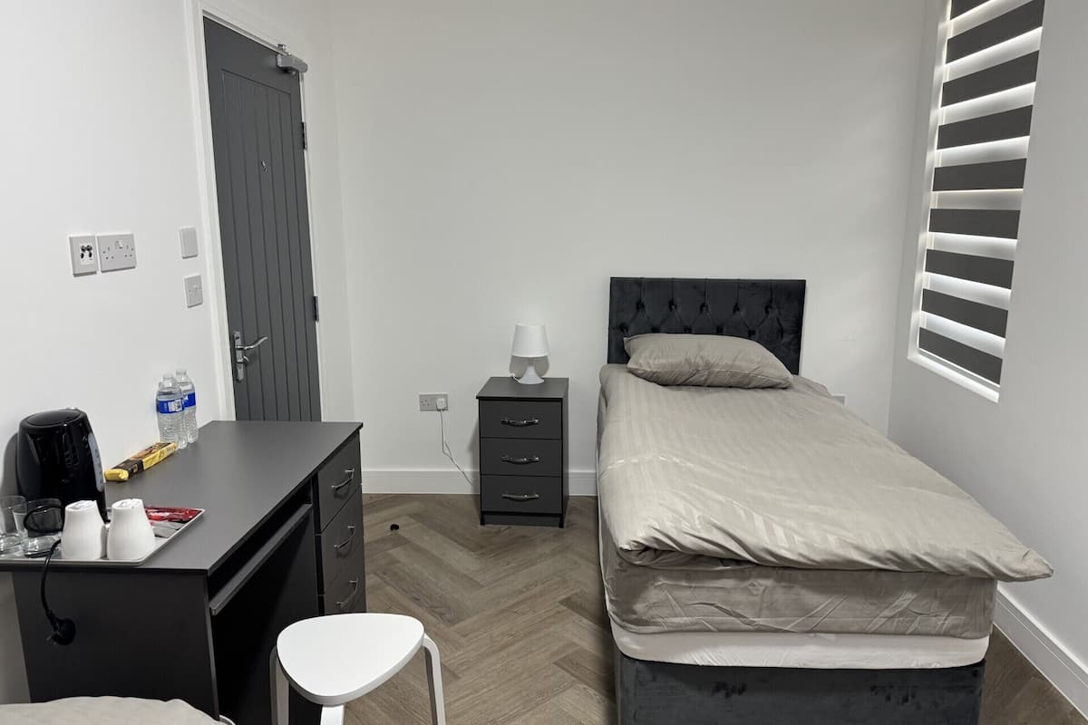 Single Room | Desk, laptop workspace, free WiFi