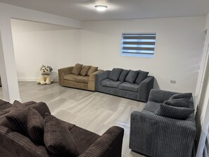 트리플룸 | 거실 공간 | 디지털 채널 시청이 가능한 43인치 LED TV, 유료 영화, 스트리밍 서비스