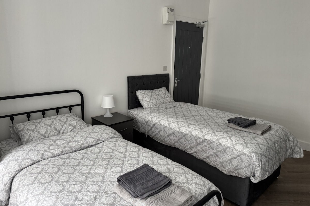 Escritorio, espacio para trabajar con laptop y wifi gratis