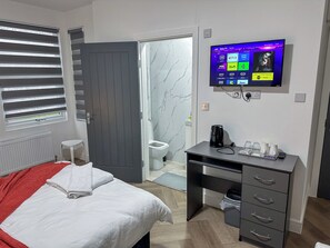 Egyptian cotton sheets, premium bedding, soundproofing, free WiFi - Old Ridgeway Hotel (London)