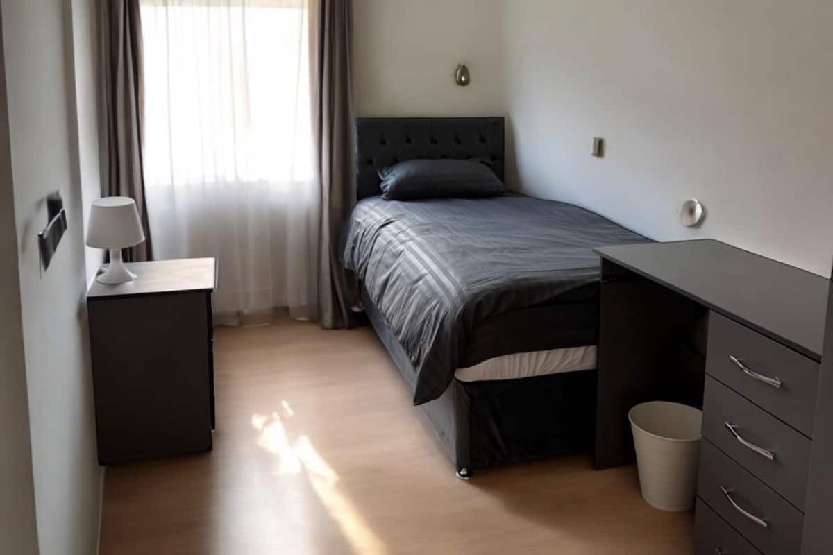 Escritorio, espacio para trabajar con laptop y wifi gratis