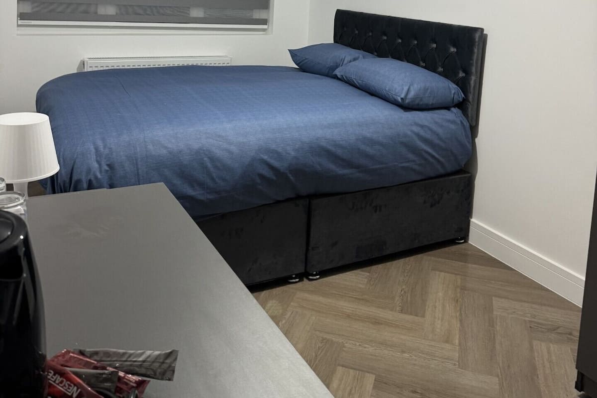 Escritorio, espacio para trabajar con laptop y wifi gratis