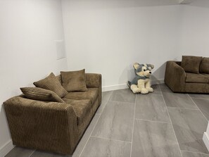 Classic Triple Room, 1 Bedroom | Living area - Old Ridgeway Hotel (London)