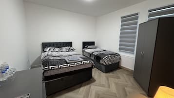 Escritorio, espacio para trabajar con laptop y wifi gratis