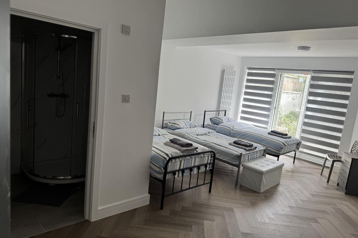 Escritorio, espacio para trabajar con laptop y wifi gratis